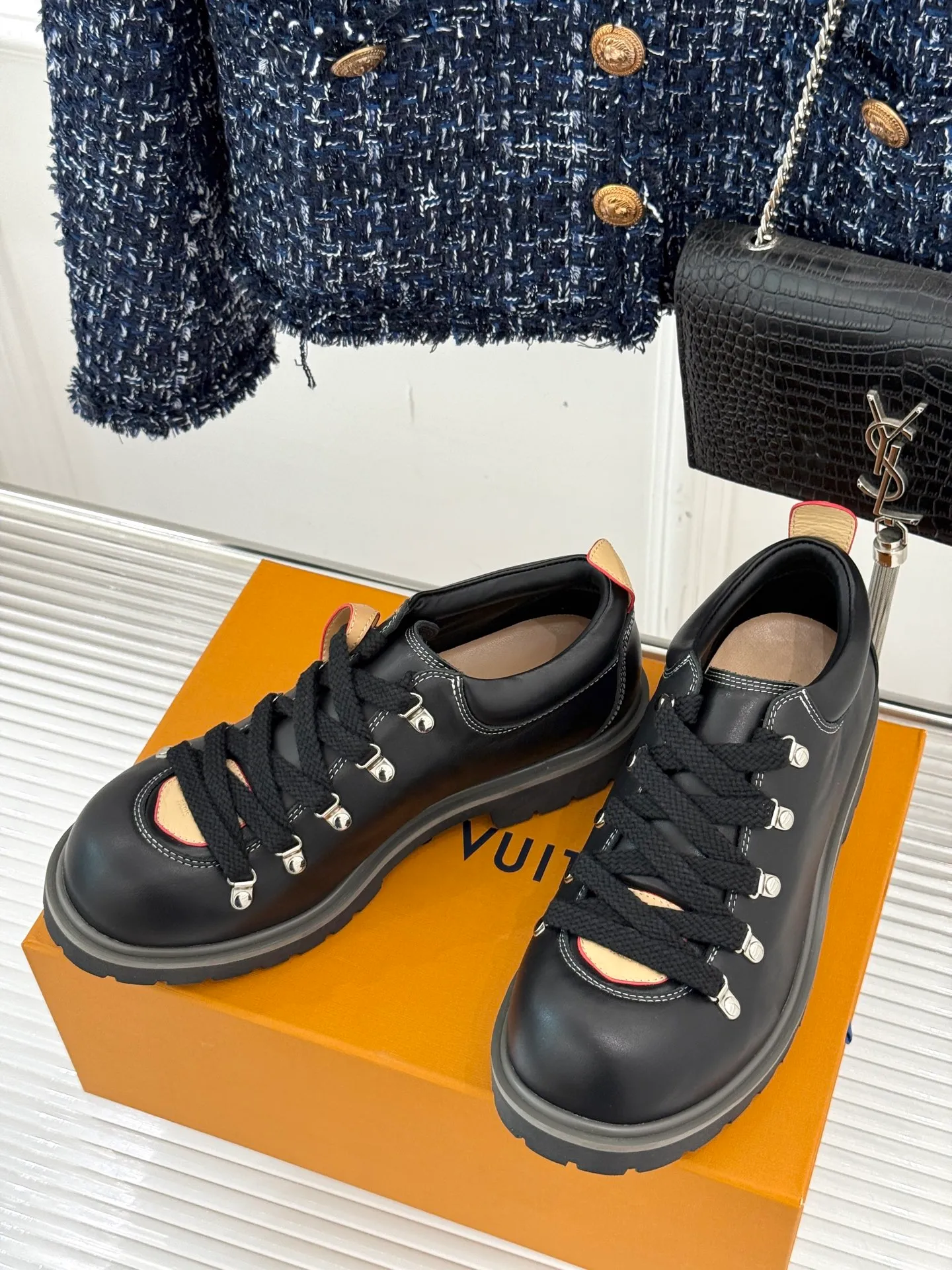 P720 LV Remix derby 25WF new product, the top version of couple's derby shoes, uses classic as the base color to reshape the fashion style✨ Various colors break the monotony. Black is cool, brown is retro, pink is sweet, and blue is fresh. Suitable for different styles of wear🎨 The delicate leather fits the foot shape and the shoelace details hide ingenuity. It is a fashion symbol of walking and steps on the forefront of the trend every step of the way. Start your own style journey🚶‍♀️ The fabric is made of first-layer cowhide, the inner pads are all sheepskin, the original molded custom TPU non-slip outsole size: Female: 35-41 (40/41 customized) Male: 39-46 (45/46 customized)